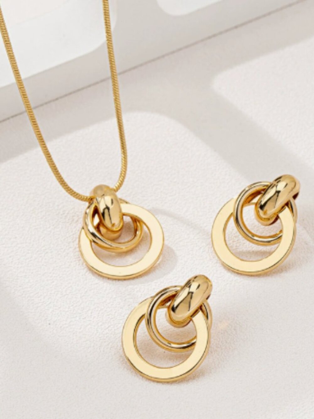Minimalist Gold Intertwined Circle Pendant Necklace Earring Set - Picture 1 of 2